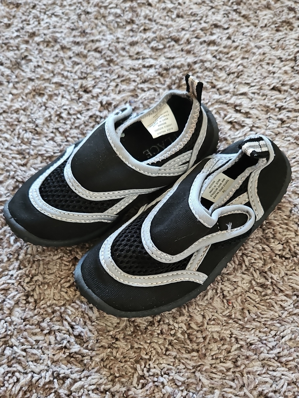 GUC The Children's Place Black and Gray Toddler Water Shoes Size 7/8